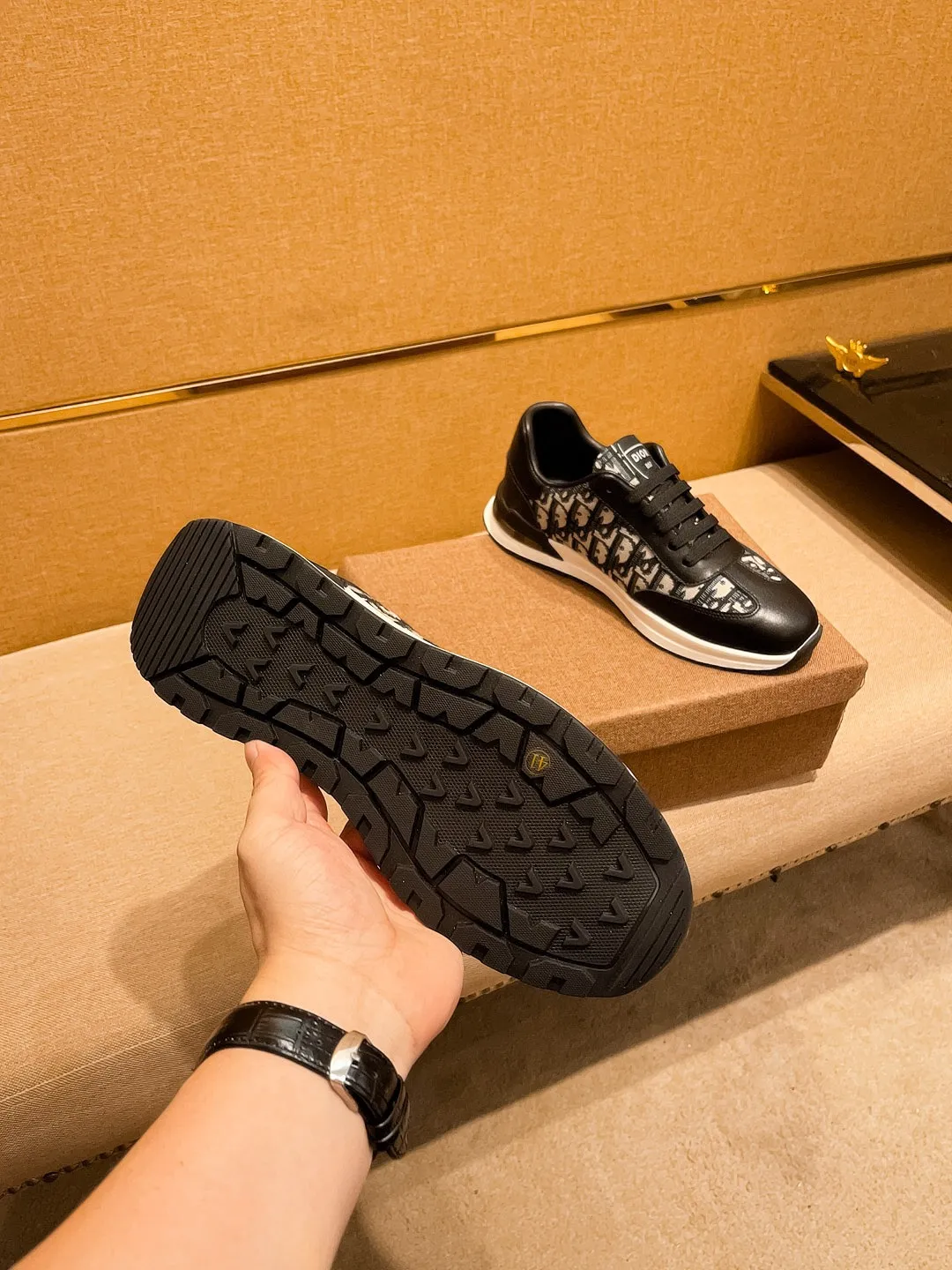 Men's men's shoes💰 420💰🔥【Dior】🔥Men's high-end brand of shoes official website 1:1 latest masterpiece: the upper is made of first-layer cowhide imported from Italy with a comfortable and breathable lining➕original non-slip and wear-resistant outsole🔥, making walking more convenient and comfortable! An exclusive new model, a stunning work, a beautiful 1:1 replica [color] compared to the official quality! Create a fashionable personality to set off your uniqueness! A must-have for trendy men! Classic 🔥Size: 38-44 Color: 🔥 2⃣️colors available🔥